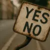 やりたいことの見つけ方を間違えた基準を象徴する、歪んだYESとNOの標識