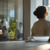 職場の人間関係に悩みながらも、自分の軸を取り戻そうとする人のイメージ